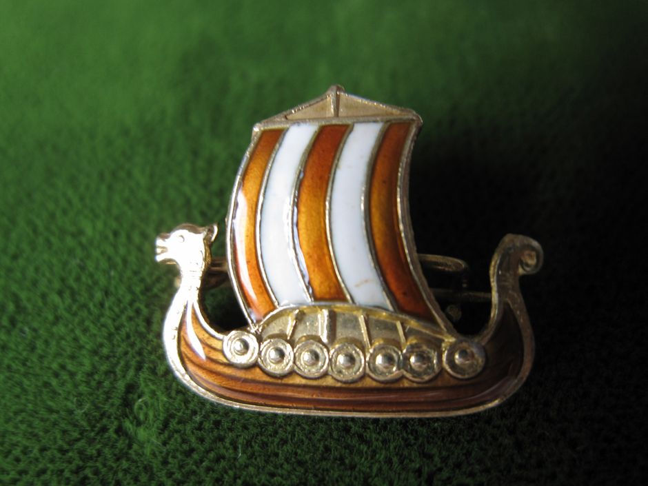 V.nr.137.Muligens solgt!!
 Norsk
vikingskip i forgylt sterlingsølv og emalje. 