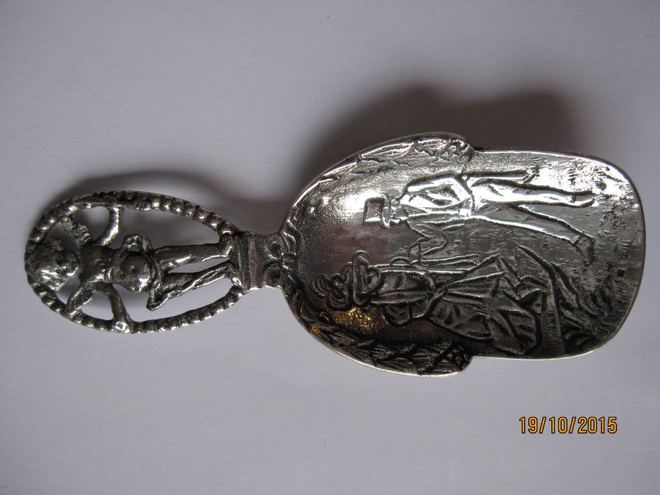 Rafinade-Spade i sølv.
Meget rikt dekorert.
1800-tall.
l. ca. 9 cm. 
Pris kr. 675,-