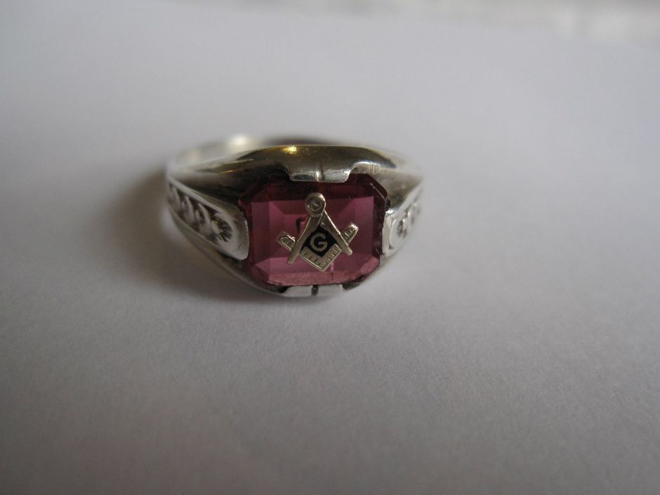 LOGERING i sterlingsølv,gull,
emalje og spinnel.
Stemplet: 
Sterling. 925 S. 
Mindre bruks-spor.
Ca. midt av 1900-tall.
V.nr.694 
Pris kr. 2650,-                                                                                                                                                                                                                                                                                                                                                                                