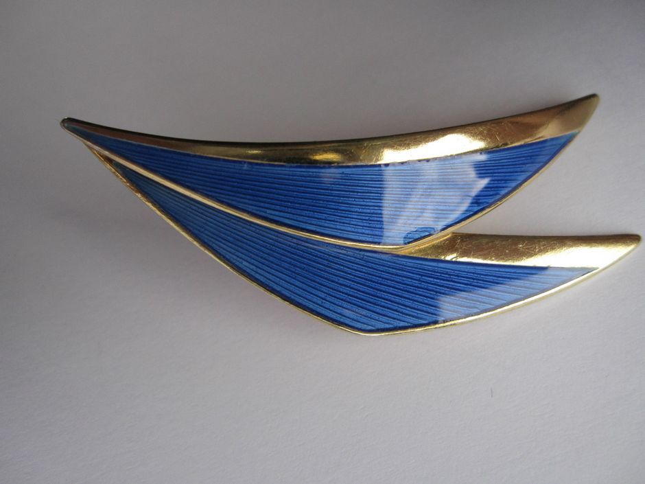 V.nr.143B. dobbelbrosje i sølv gull og blå emalje.  Har den også i lyseblå, mintgrønn og i grønn.
Ca.1960+
